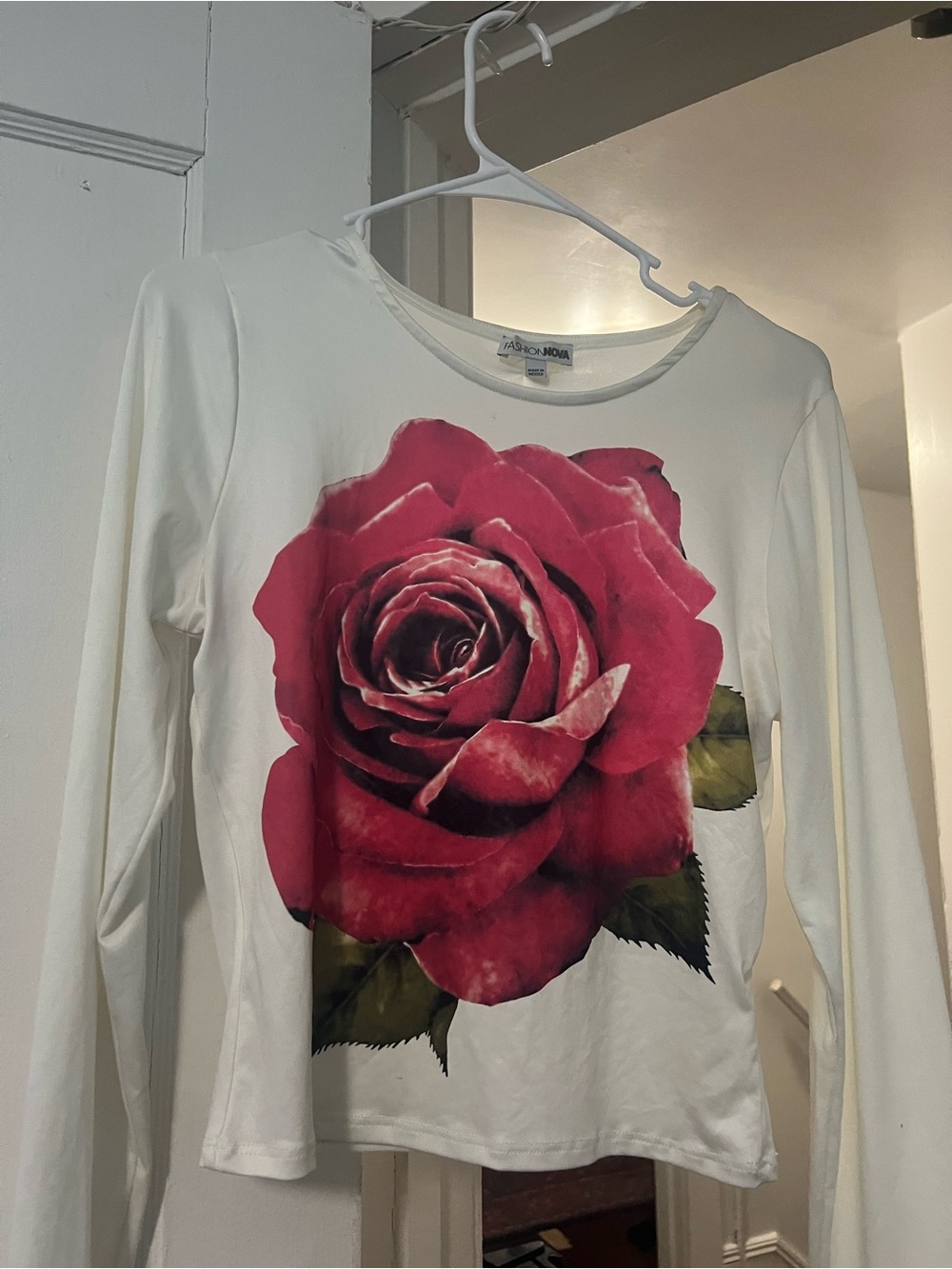 🌹4/35 Fashion Nova White Long-Sleeve blouse with Large Red Rose Graphic